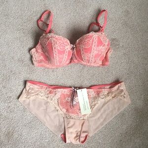 Elle MacPherson Bra and Panties (34C and Medium)